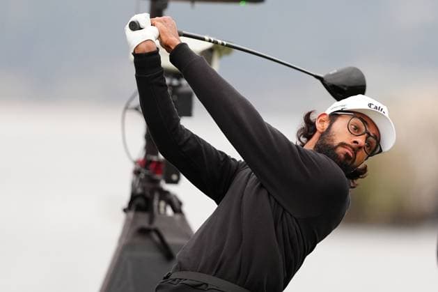 PEBBLE BEACH, CA - JANUARY 29: A close up PGA, Golf Herren golfer Akshay Bhatia plays his tee shot on the 18th hole during practice for the AT&T Pebble Beach Pro AM on January 29, 2025, at Pebble Beach Golf Links in Pebble Beach, California. (Photo by Brian Spurlock Icon Sportswire) GOLF: JAN 29 PGA AT&T Pebble Beach Pro-Am EDITORIAL USE ONLY Icon25012933
