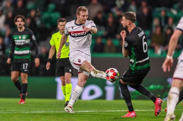 Remo Freuler (Bologna) Zeno Debast (Sporting CP Lisboa) during the Uefa Champions League match between Sporting CP Lisboa 1-1 Bologna FC at Estdio Jos Alvalade on January 29, 2025 in Lisboa, Italy. Noxthirdxpartyxsales  (280021534)