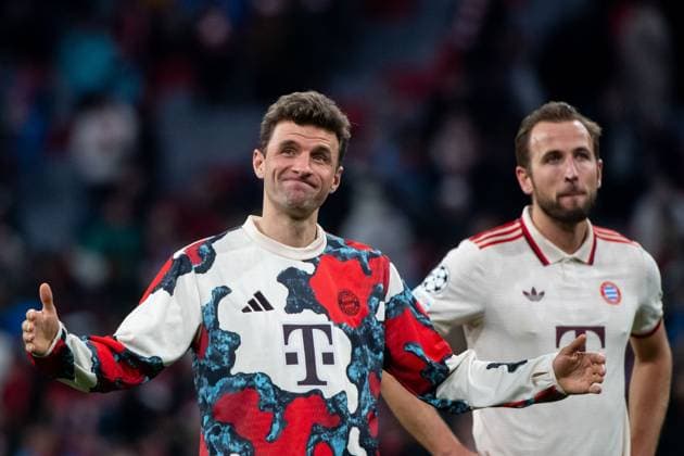 Thomas Mueller (FC Bayern Muenchen, 25) bedankt sich nach dem Spiel bei den Fans und gestikuliert, dahinter Harry Kane (FC Bayern Muenchen, 09), GER, FC Bayern Muenchen vs. SK Slovan Bratislava, Fussball, UEFA Champions League, 8. Spieltag, Spielzeit 2024 2025, 29.01.2025 GER, FC Bayern Muenchen vs. SK Slovan Bratislava, Fussball, UEFA Champions League, 8. Spieltag, Spielzeit 2024 2025, 29.01.2025 Muenchen Copyright: xEibner-Pressefoto Memmlerx EP_MMR