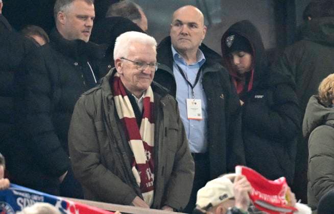 auf der Tribuene Winfried Kretschmann Die Gruenen Ministerpraesident Baden-Wuerttemberg Vorstand Fabian Wohlgemuth VfB Stuttgart Champions League VfB Stuttgart vs Paris St. Germain PSG 29.01.2025 DFL REGULATIONS PROHIBIT ANY USE OF PHOTOGRAPHS AS IMAGE SEQUENCES AND OR QUASI-VIDEO Champions League VfB Stuttgart vs Paris St. Germain PSG
