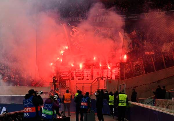 Bengalos, Pyrotechnik, Pyro, Feuerwerkskoerper, Fanblock PSG Paris Champions League VfB Stuttgart vs Paris St. Germain PSG 29.01.2025 DFL REGULATIONS PROHIBIT ANY USE OF PHOTOGRAPHS AS IMAGE SEQUENCES AND OR QUASI-VIDEO Champions League VfB Stuttgart vs Paris St. Germain PSG