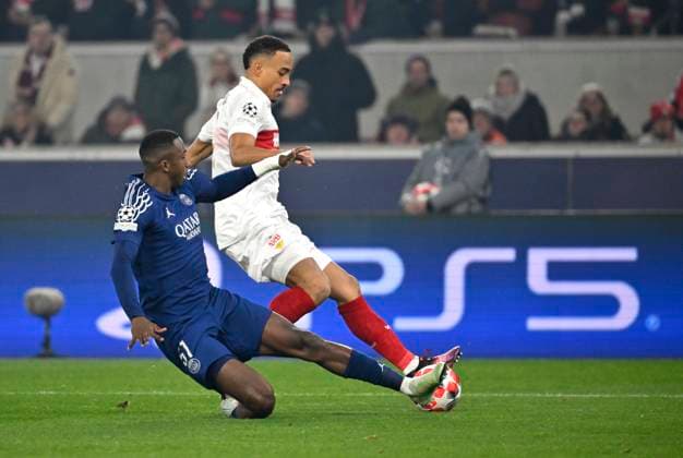 Zweikampf, Aktion Jamie Leweling VfB Stuttgart (18) gegen Willian Pacho FC Paris Saint-Germain PSG (51) Champions League VfB Stuttgart vs Paris St. Germain PSG 29.01.2025 DFL REGULATIONS PROHIBIT ANY USE OF PHOTOGRAPHS AS IMAGE SEQUENCES AND OR QUASI-VIDEO Champions League VfB Stuttgart vs Paris St. Germain PSG