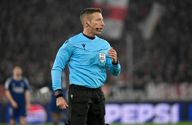 Schiedsrichter Referee Davide Massa (ITA) Gestik Geste Champions League VfB Stuttgart vs Paris St. Germain PSG 29.01.2025 DFL REGULATIONS PROHIBIT ANY USE OF PHOTOGRAPHS AS IMAGE SEQUENCES AND OR QUASI-VIDEO Champions League VfB Stuttgart vs Paris St. Germain PSG