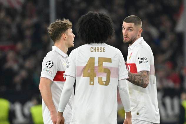 Jeff Chabot VfB Stuttgart (24) im Gespraech Diskussion mit Anrie Chase VfB Stuttgart (45) Yannik Keitel VfB Stuttgart (05) Champions League VfB Stuttgart vs Paris St. Germain PSG 29.01.2025 DFL REGULATIONS PROHIBIT ANY USE OF PHOTOGRAPHS AS IMAGE SEQUENCES AND OR QUASI-VIDEO Champions League VfB Stuttgart vs Paris St. Germain PSG