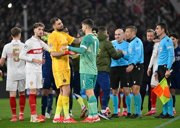 nach Spielende: Torwart Gianuigi Donnarumma FC Paris Saint-Germain PSG (01) Torwart Fabian Bredlow VfB Stuttgart (01) Trost Champions League VfB Stuttgart vs Paris St. Germain PSG 29.01.2025 DFL REGULATIONS PROHIBIT ANY USE OF PHOTOGRAPHS AS IMAGE SEQUENCES AND OR QUASI-VIDEO Champions League VfB Stuttgart vs Paris St. Germain PSG