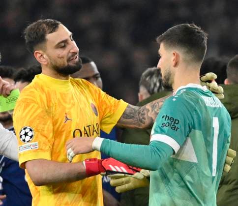 nach Spielende: Torwart Gianuigi Donnarumma FC Paris Saint-Germain PSG (01) Torwart Fabian Bredlow VfB Stuttgart (01) Trost Champions League VfB Stuttgart vs Paris St. Germain PSG 29.01.2025 DFL REGULATIONS PROHIBIT ANY USE OF PHOTOGRAPHS AS IMAGE SEQUENCES AND OR QUASI-VIDEO Champions League VfB Stuttgart vs Paris St. Germain PSG