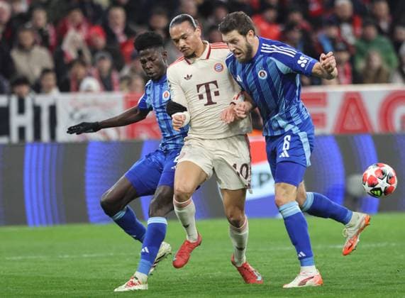 Sport Bilder des Tages 10 Leroy Sane (FCB) gegen 6 Kevin Wimmer, 28 Cesar Blackman (Slovan Bratislava) Aktion, Zweikampf, Fussball FC Bayern München - SK Slovan Bratislava UEFA Champions League 29.01.2025 Allianz Arena FOTO: Mladen Lackovic LakoPress
