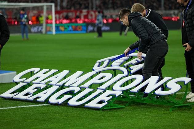 Stuttgart 29. January 2025 Uefa Champions League phase 2024 25 Matchday 8, VFB Stuttgart - Paris Saint Germain v.l., Mitarbeiter positionieren den UEFA Schriftzug und Vereinslogos nach Maße in. Copyright: JoaquimxFerreira