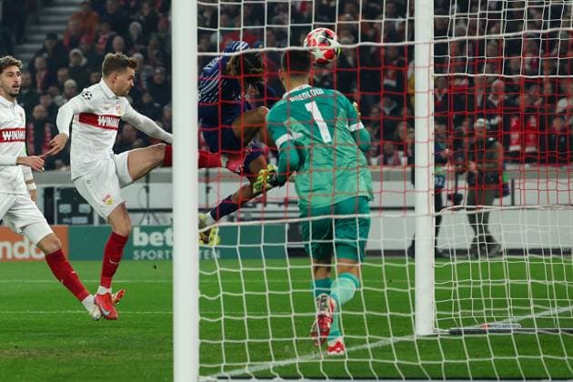 Stuttgart 29. January 2025 Uefa Champions League phase 2024 25 Matchday 8, VFB Stuttgart - Paris Saint Germain v.l., Bradley Barcola (Paris Saint-Germain) köpfte das Tor zum 0:1, Torwart Fabian Breddlow (VFB Stuttgart) Copyright: JoaquimxFerreira