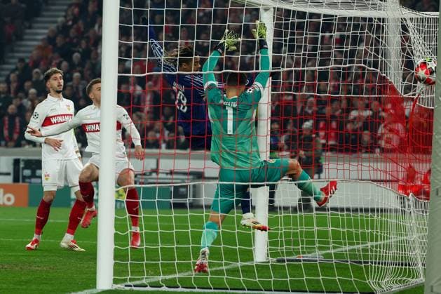 Stuttgart 29. January 2025 Uefa Champions League phase 2024 25 Matchday 8, VFB Stuttgart - Paris Saint Germain v.l., Bradley Barcola (Paris Saint-Germain) köpfte das Tor zum 0:1, Torwart Fabian Breddlow (VFB Stuttgart) Copyright: JoaquimxFerreira