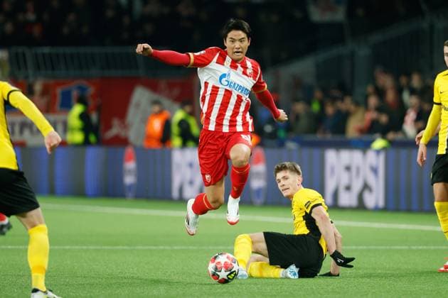 Young Boys - Belgrad Youngwoo Seol gegen Lukasz Lakomy 29.01.2025 Stadion St.Jakob Park Basel , SCHWEIZ, Fussball Herren Saison 2024 2025 UEFA Champions League BSC Young Boys Bern - Roter Stern Belgrad Youngwoo Seol (li,Belgrad) gegen Lukasz Lakomy (YB)