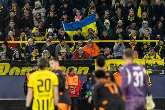 UEFA Champions League: Borussia Dortmund - FC Shakhtar Donetsk; 29.01.2025 Fans auf dem Stadion mit der Flagge von Ukraine. UEFA Champions League: Borussia Dortmund - FC Shakhtar Donetsk; Signal Iduna Park, Dortmund; 29.01.2025 Copyright: xBEAUTIFULxSPORTS Buriakovx