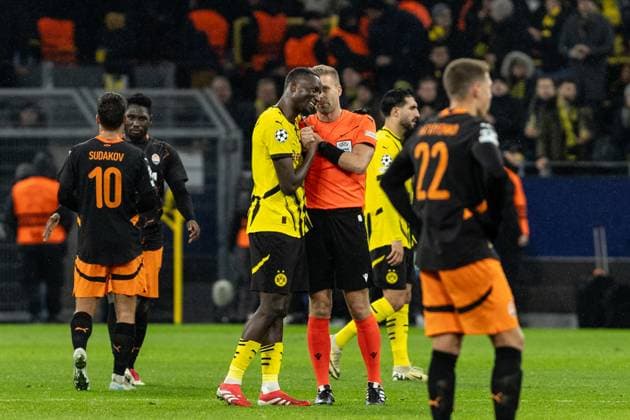 UEFA Champions League: Borussia Dortmund - FC Shakhtar Donetsk; 29.01.2025 Glenn Nyberg (Schiedsrichter), Serhou Guirassy (Borussia Dortmund, 9) nach dem Spiel. UEFA Champions League: Borussia Dortmund - FC Shakhtar Donetsk; Signal Iduna Park, Dortmund; 29.01.2025 Copyright: xBEAUTIFULxSPORTS Buriakovx