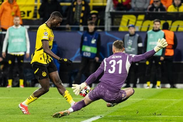 UEFA Champions League: Borussia Dortmund - FC Shakhtar Donetsk; 29.01.2025 Serhou Guirassy (Borussia Dortmund, 9), Dmytro Riznyk (FC Shakhtar Donetsk, 31) UEFA Champions League: Borussia Dortmund - FC Shakhtar Donetsk; Signal Iduna Park, Dortmund; 29.01.2025 Copyright: xBEAUTIFULxSPORTS Buriakovx