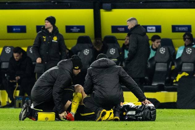 UEFA Champions League: Borussia Dortmund - FC Shakhtar Donetsk; 29.01.2025 Ramy Bensebaini (Borussia Dortmund, 5) liegt auf dem Rasen nach dem Faul. UEFA Champions League: Borussia Dortmund - FC Shakhtar Donetsk; Signal Iduna Park, Dortmund; 29.01.2025 Copyright: xBEAUTIFULxSPORTS Buriakovx