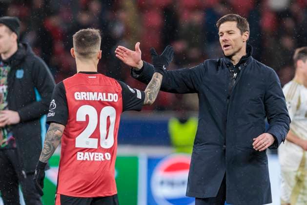 UEFA Champions League, Bayer Leverkusen - Sparta Prag, 29.01.2025 Xabi Alonso (Bayer 04 Leverkusen, Cheftrainer) mit Alejandro Grimaldo (Bayer 04 Leverkusen, 20). UEFA Champions League, Bayer Leverkusen - Sparta Prag, 8. Spieltag, am 29.01.2025, BayArena, Leverkusen UEFA regulations prohibit any use of photographs as image sequences and or quasi-video Copyright: xBEAUTIFULxSPORTS Meuselx
