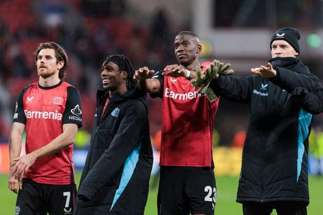 UEFA Champions League, Bayer Leverkusen - Sparta Prag, 29.01.2025 Jonas Hofmann (Bayer 04 Leverkusen, 7), Jeremie Frimpong (Bayer 04 Leverkusen, 30), Nordi Mukiele (Bayer 04 Leverkusen, 23), Niklas Lomb (Bayer 04 Leverkusen, 36) nach Abpfiff vor den Fans. UEFA Champions League, Bayer Leverkusen - Sparta Prag, 8. Spieltag, am 29.01.2025, BayArena, Leverkusen UEFA regulations prohibit any use of photographs as image sequences and or quasi-video Copyright: xBEAUTIFULxSPORTS Meuselx