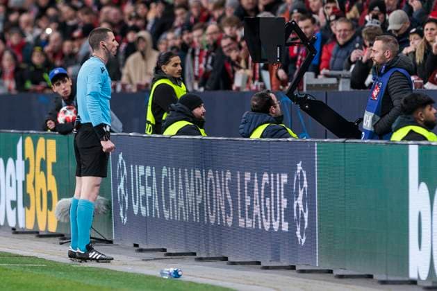 UEFA Champions League, Bayer Leverkusen - Sparta Prag, 29.01.2025 Schiedsrichter Georgi Kabakov schaut sich eine Spielszene auf dem Monitor an. UEFA Champions League, Bayer Leverkusen - Sparta Prag, 8. Spieltag, am 29.01.2025, BayArena, Leverkusen UEFA regulations prohibit any use of photographs as image sequences and or quasi-video Copyright: xBEAUTIFULxSPORTS Meuselx