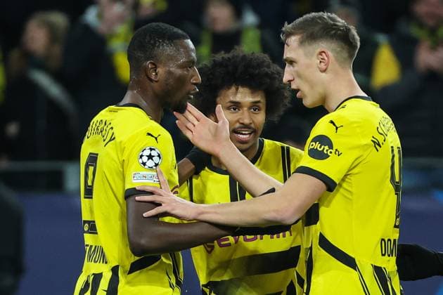 UEFA Champions League - Borussia Dortmund - Schachtar Donezk am 29.01.2025 im Signal Iduna Park in Dortmund Jubel, Torjubel, Torschuetze, Torschütze Serhou Guirassy (Dortmund 9) jubelt nach seinem Tor zum 1 zu 0 mit der Mannschaft , hier mit Karim Adeyemi (Dortmund 27) und Nico Schlotterbeck (Dortmund 4)