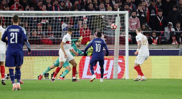 29.01.25 VfB Stuttgart - Paris St. Germain Deutschland, Stuttgart, 29.01.2025, Fussball, UEFA Champions League, VfB Stuttgart - Paris St. Germain: v.l. Fabian Bredlow (VfB Stuttgart), Ousmane Dembele (Paris St. Germain); Tor 0:4 Dembele.