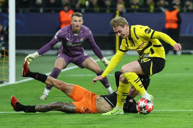 UEFA Champions League - Borussia Dortmund - Schachtar Donezk am 29.01.2025 im Signal Iduna Park in Dortmund Julian Brandt (Dortmund 10) gegen Marlon Gomes (Donezk 30)