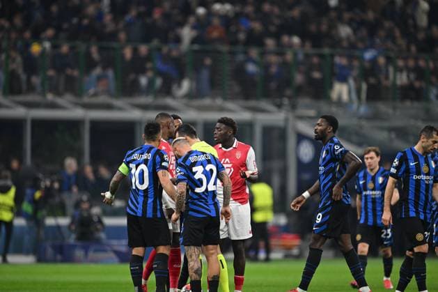 Irfan Peljto shows red card to Christina Mawissa of AS Monaco during the UEFA Champions League stage match Phase MD8 between Inter FC Internazionale and AS Monaco, on 29 of Januari 2025, at Giuseppe Meazza San Siro Siro stadium in Milan, Italy  Copyright: xTizianoxBallabio IPAxSportx xipa-agency.netx xx IPA_53449267 IPA_Agency_IPA53449267