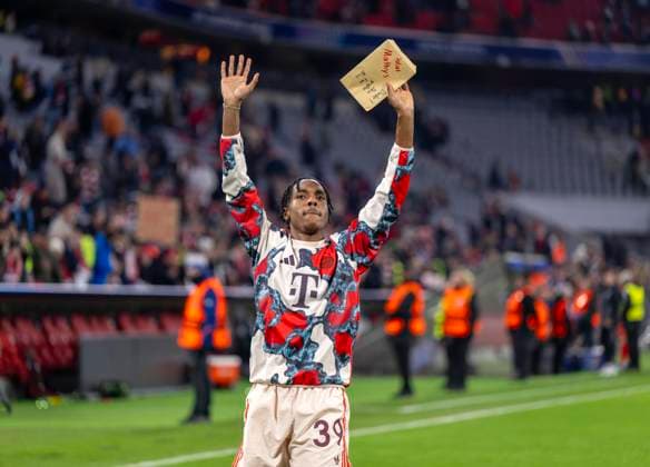 29.01.2025, Fussball UEFA Championsleague 2024 2025: 8.Spieltag, FC Bayern München - Slovan Bratislava, in der Allianz-Arena München. Nach Spielschluss kommt Mathys Tel (Bayern München) nochmal extra zu den Fans um sich offensichtlich zu verabschieden aufgrund eines bevorstehenden Vereinswechsels. In der Hand hat er ein Abschidsgeschenk, ein Kuvert eines Fans Nico. (Salut Mathys)