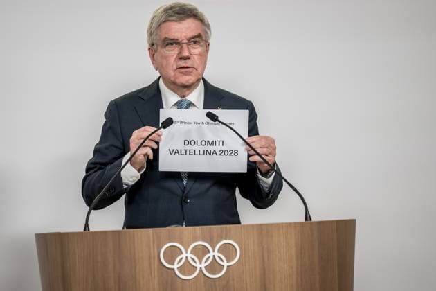 Sport Themen der Woche KW05 Sport Bilder des Tages (250130) -- LAUSANNE, Jan. 30, 2025 -- International Olympic Committee (IOC) president Thomas Bach shows a paper reading the 5th Winter Youth Olympic Games, Olympische Spiele, Olympia, OS Dolomiti Valtellina 2028 in Lausanne, Switzerland, Jan. 30, 2025. Italy s Dolomiti Valtellina has been confirmed as host of the 2028 Winter Youth Olympic Games (YOG) after a vote by the 143rd IOC Session here on Thursday. ( Pool via Xinhua) (SP)SWITZERLAND-LAUSANNE-IOC-2028 WINTER YOUTH OLYMPICS-HOST FABRICExCOFFRINI 