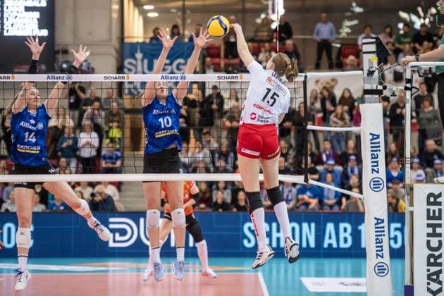 Marta Kamelija Levinska (Dresdner SC, 15) vs. Stuttgarter Block aus Kelsey Veltman (Allianz MTV Stuttgart, 14), li. und Jolien Knollema (Allianz MTV Stuttgart, 10), re. GER, Allianz MTV Stuttgart - Dresdner SC, Volleyball Bundesliga, VBL, Spielzeit 2024 2025, 30.01.2025 GER, Allianz MTV Stuttgart - Dresdner SC, Volleyball Bundesliga, VBL, Spielzeit 2024 2025, 30.01.2025 Stuttgart Copyright: xSandyxDinkelackerx EP_SDR