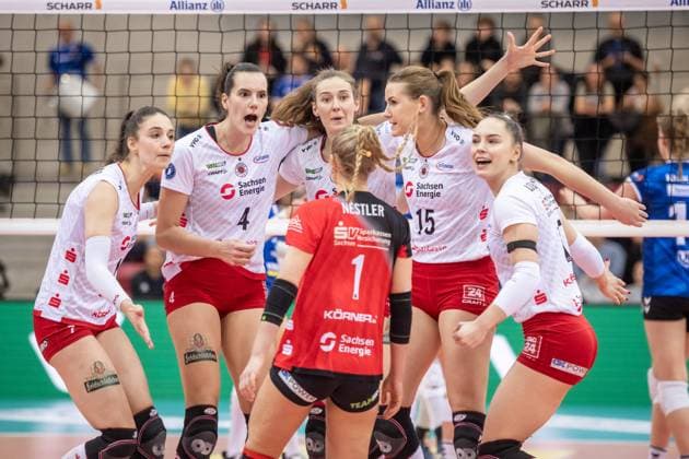 Jubel, Freude bei Nathalie Lemmens (Dresdner SC, 04) und Sarah Straube (Dresdner SC, 18), Marta Kamelija Levinska (Dresdner SC, 15) in der Mitte und Team, Jubelnde Dresdnerinnen GER, Allianz MTV Stuttgart - Dresdner SC, Volleyball Bundesliga, VBL, Spielzeit 2024 2025, 30.01.2025 GER, Allianz MTV Stuttgart - Dresdner SC, Volleyball Bundesliga, VBL, Spielzeit 2024 2025, 30.01.2025 Stuttgart Copyright: xSandyxDinkelackerx EP_SDR
