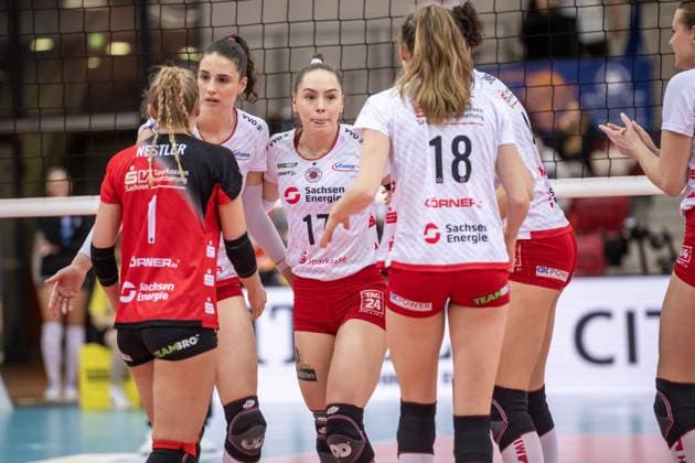 Lorena Lorber Fijok (Dresdner SC, 17), Mitte - kritischer Blick, mit Team GER, Allianz MTV Stuttgart - Dresdner SC, Volleyball Bundesliga, VBL, Spielzeit 2024 2025, 30.01.2025 GER, Allianz MTV Stuttgart - Dresdner SC, Volleyball Bundesliga, VBL, Spielzeit 2024 2025, 30.01.2025 Stuttgart Copyright: xSandyxDinkelackerx EP_SDR