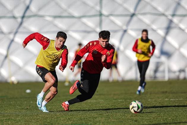 Sport Bilder des Tages 30.01.2025 BIALYSTOK (POLAND) PILKA NOZNA (FOOTBALL) TRENING JAGIELLONIA BIALYSTOK NZ MIGUEL VILLAR CEZARY POLAK FOTO KAMIL SWIRYDOWICZ CYFRASPORT NEWSPIX.PL --- Newspix.pl POLAND OUT!  250130CSKS082