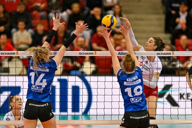 DVL Allianz MTV Stuttgart - Dresdner SC 30.01.2025 DVL, Volleyball, 1. Bundesliga, Damen, Saison 2024 25, Allianz MTV Stuttgart (in Blau), gegen Dresdner SC (in Weiß-Rot), Julie Lengsweiler im Angriff gegen 14 Kelsey Veltman und 18 Pia Kästner, Copyright: xBEAUTIFULxSPORTS TomxBlochx