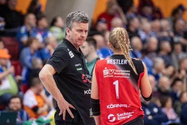Alexander Waibl (Trainer Dresdner SC) mit Patricia Nestler (Dresdner SC, 01) GER, Allianz MTV Stuttgart - Dresdner SC, Volleyball Bundesliga, VBL, Spielzeit 2024 2025, 30.01.2025 GER, Allianz MTV Stuttgart - Dresdner SC, Volleyball Bundesliga, VBL, Spielzeit 2024 2025, 30.01.2025 Stuttgart Copyright: xSandyxDinkelackerx EP_SDR