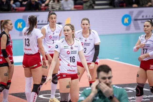 Kritische Bicke bei Emma Scarlett Clothier (Dresdner SC, 16) und Team GER, Allianz MTV Stuttgart - Dresdner SC, Volleyball Bundesliga, VBL, Spielzeit 2024 2025, 30.01.2025 GER, Allianz MTV Stuttgart - Dresdner SC, Volleyball Bundesliga, VBL, Spielzeit 2024 2025, 30.01.2025 Stuttgart Copyright: xSandyxDinkelackerx EP_SDR