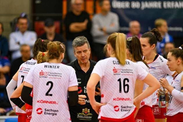 DVL Allianz MTV Stuttgart - Dresdner SC 30.01.2025 DVL, Volleyball, 1. Bundesliga, Damen, Saison 2024 25, Allianz MTV Stuttgart (in Blau), gegen Dresdner SC (in Weiß-Rot), DSC_Trainer Alexander Waibl, Copyright: xBEAUTIFULxSPORTS TomxBlochx