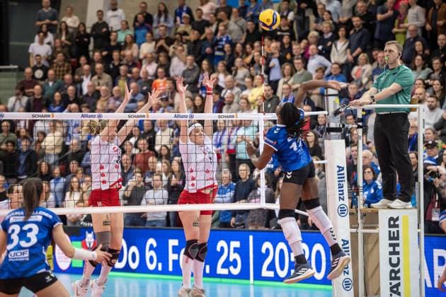Krystal Rivers (Allianz MTV Stuttgart, 13) vs. Dresdner Block aus Emma Scarlett Clothier (Dresdner SC, 16), li und Victoria Demidova (Dresdner SC, 06), re. GER, Allianz MTV Stuttgart - Dresdner SC, Volleyball Bundesliga, VBL, Spielzeit 2024 2025, 30.01.2025 GER, Allianz MTV Stuttgart - Dresdner SC, Volleyball Bundesliga, VBL, Spielzeit 2024 2025, 30.01.2025 Stuttgart Copyright: xSandyxDinkelackerx EP_SDR
