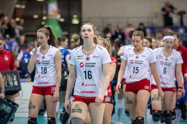 Emma Scarlett Clothier (Dresdner SC, 16), vorn mit Team - sichtlich enttaeuscht, kritischer Blick zur Anzeigetafel GER, Allianz MTV Stuttgart - Dresdner SC, Volleyball Bundesliga, VBL, Spielzeit 2024 2025, 30.01.2025 GER, Allianz MTV Stuttgart - Dresdner SC, Volleyball Bundesliga, VBL, Spielzeit 2024 2025, 30.01.2025 Stuttgart Copyright: xSandyxDinkelackerx EP_SDR