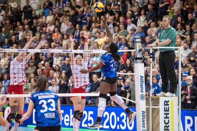 Krystal Rivers (Allianz MTV Stuttgart, 13) vs. Dresdner Block aus Emma Scarlett Clothier (Dresdner SC, 16), li und Victoria Demidova (Dresdner SC, 06), re. GER, Allianz MTV Stuttgart - Dresdner SC, Volleyball Bundesliga, VBL, Spielzeit 2024 2025, 30.01.2025 GER, Allianz MTV Stuttgart - Dresdner SC, Volleyball Bundesliga, VBL, Spielzeit 2024 2025, 30.01.2025 Stuttgart Copyright: xSandyxDinkelackerx EP_SDR