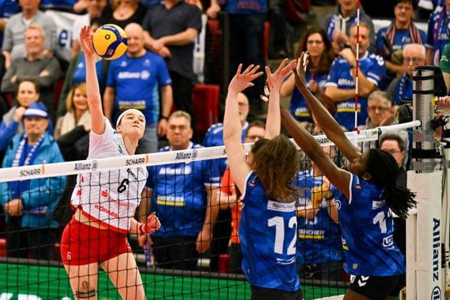 DVL Allianz MTV Stuttgart - Dresdner SC 30.01.2025 DVL, Volleyball, 1. Bundesliga, Damen, Saison 2024 25, Allianz MTV Stuttgart (in Blau), gegen Dresdner SC (in Weiß-Rot), Victoria Demidova im Angriff gegen 12 Lucia Varela Gomez und 13 Krystal Rivers, Copyright: xBEAUTIFULxSPORTS TomxBlochx