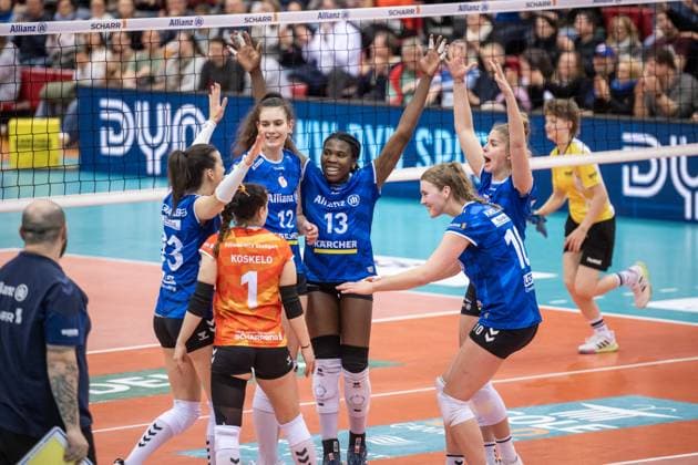 Krystal Rivers (Allianz MTV Stuttgart, 13), Mitte - Jubel, Freude mit Team GER, Allianz MTV Stuttgart - Dresdner SC, Volleyball Bundesliga, VBL, Spielzeit 2024 2025, 30.01.2025 GER, Allianz MTV Stuttgart - Dresdner SC, Volleyball Bundesliga, VBL, Spielzeit 2024 2025, 30.01.2025 Stuttgart Copyright: xSandyxDinkelackerx EP_SDR