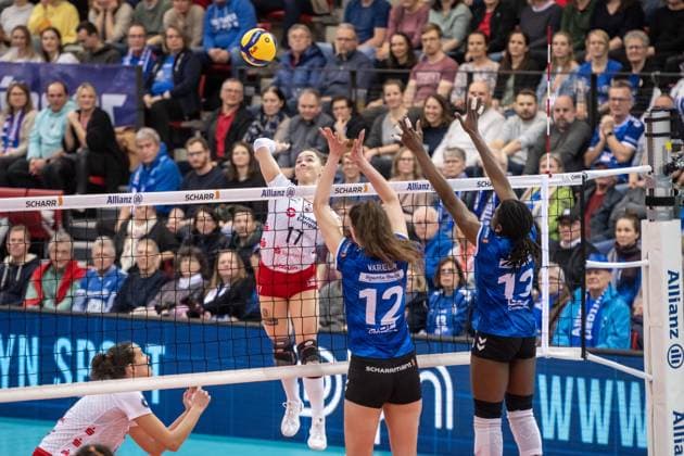 Lorena Lorber Fijok (Dresdner SC, 17) vs. Lucia Varela Gomez (Allianz MTV Stuttgart, 12) und Krystal Rivers (Allianz MTV Stuttgart, 13) GER, Allianz MTV Stuttgart - Dresdner SC, Volleyball Bundesliga, VBL, Spielzeit 2024 2025, 30.01.2025 GER, Allianz MTV Stuttgart - Dresdner SC, Volleyball Bundesliga, VBL, Spielzeit 2024 2025, 30.01.2025 Stuttgart Copyright: xSandyxDinkelackerx EP_SDR