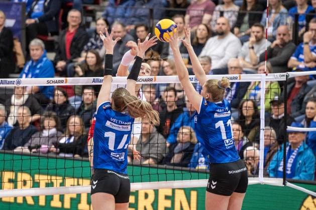 Lorena Lorber Fijok (Dresdner SC, 17) vs. Stuttgarter Block aus Kelsey Veltman (Allianz MTV Stuttgart, 14) und Pauline Martin (Allianz MTV Stuttgart, 11), re. GER, Allianz MTV Stuttgart - Dresdner SC, Volleyball Bundesliga, VBL, Spielzeit 2024 2025, 30.01.2025 GER, Allianz MTV Stuttgart - Dresdner SC, Volleyball Bundesliga, VBL, Spielzeit 2024 2025, 30.01.2025 Stuttgart Copyright: xSandyxDinkelackerx EP_SDR
