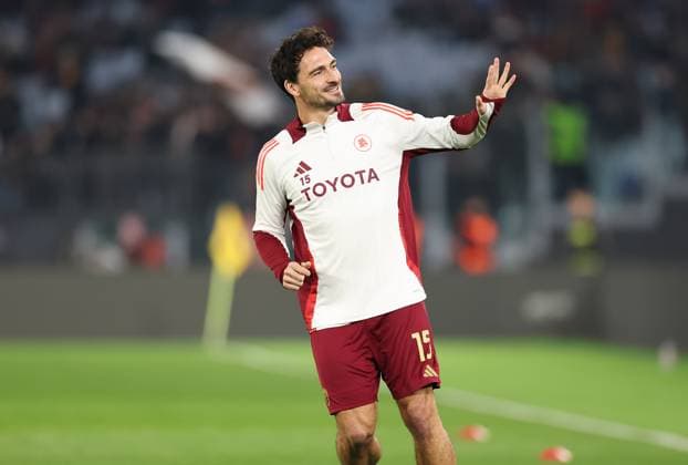 30.01.2025, Fussball UEFA Europa League, AS Roma - Eintracht Frankfurt, emonline, emspor, v.l., Mats Hummels (AS Roma) beim Aufwärmen DFL DFB REGULATIONS PROHIBIT ANY USE OF PHOTOGRAPHS AS IMAGE SEQUENCES AND OR QUASI-VIDEO. xdcx Copyright: HMBxMedia Claus