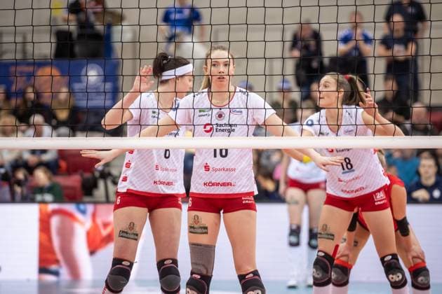 Emma Scarlett Clothier (Dresdner SC, 16) am Netz - volle Konzentration, dahinter Victoria Demidova (Dresdner SC, 06), li. und Sarah Straube (Dresdner SC, 18), re. GER, Allianz MTV Stuttgart - Dresdner SC, Volleyball Bundesliga, VBL, Spielzeit 2024 2025, 30.01.2025 GER, Allianz MTV Stuttgart - Dresdner SC, Volleyball Bundesliga, VBL, Spielzeit 2024 2025, 30.01.2025 Stuttgart Copyright: xSandyxDinkelackerx EP_SDR