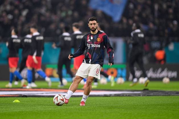 Bruno Fernandes of Manchester United, ManU during the pre-match warm up FCSB v Manchester United, UEFA Europa League, Group Stage, Football, The National Arena, Bucharest, Romania - 30 Jan 2025 EDITORIAL USE ONLY No use with unauthorised audio, video, data, fixture lists, club league logos or live services. Online in-match use limited to 120 images, no video emulation. No use in betting, games or single club league player publications. Copyright: xAlexxNicodim Shutterstockx 15122176q