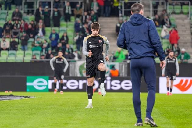 2025-01-30 Ferencvaros v AZ Alkmaar - UEFA Europa League BUDAPEST, HUNGARY - JANUARY 30: Wouter Goes of AZ warms up during the UEFA Europa League match between Ferencvaros and AZ Alkmaar at Ferencvaros Stadion on January 30, 2025 in Budapest, Hungary. Budapest Ferencvaros Stadion Hungary Content not available for redistribution in The Netherlands directly or indirectly through any third parties. Copyright: xEdxvanxdexPolx