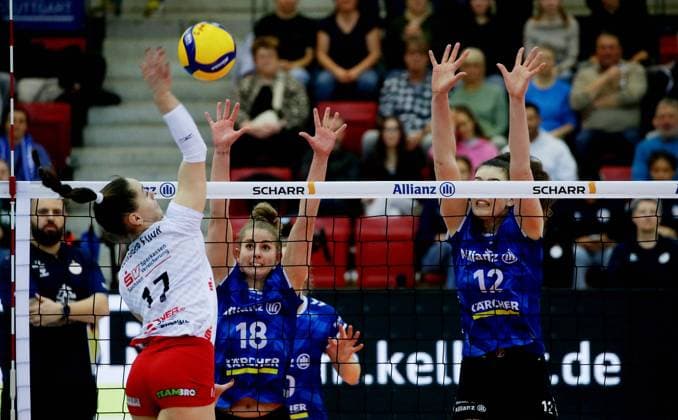 Stuttgart , Volleyball Bundesliga Frauen, Allianz MTV Stuttgart vs Dresdner SC , von links: Lorena Lorber Fijok ( Dresden ) Pia Kästner Lucia Varela Gomez ( Stgt )