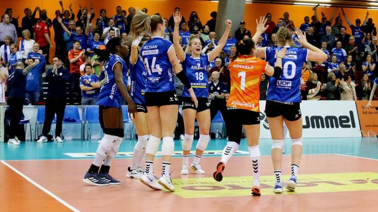Stuttgart , Volleyball Bundesliga Frauen, Allianz MTV Stuttgart vs Dresdner SC , Jubel Stguttgart , mitte: Pia Kästner