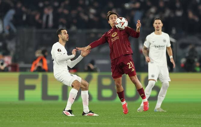30.01.2025, Fussball UEFA Europa League, AS Roma - Eintracht Frankfurt, emonline, emspor, v.l., Ellyes Skhiri (Eintracht Frankfurt), Paulo Dybala (AS Roma) DFL DFB REGULATIONS PROHIBIT ANY USE OF PHOTOGRAPHS AS IMAGE SEQUENCES AND OR QUASI-VIDEO. xdcx Copyright: HMBxMedia Claus